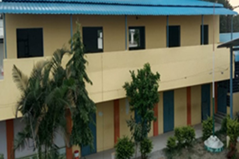 画像： 政府公認の高校に新設された化学実験室とトイレ（インド・ホスール）