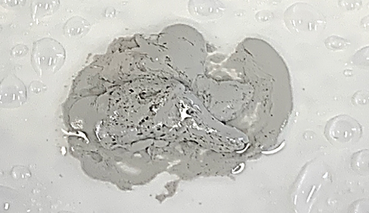 一般的な塗料は水で薄まったり、濡れた下地へのなじみが弱い